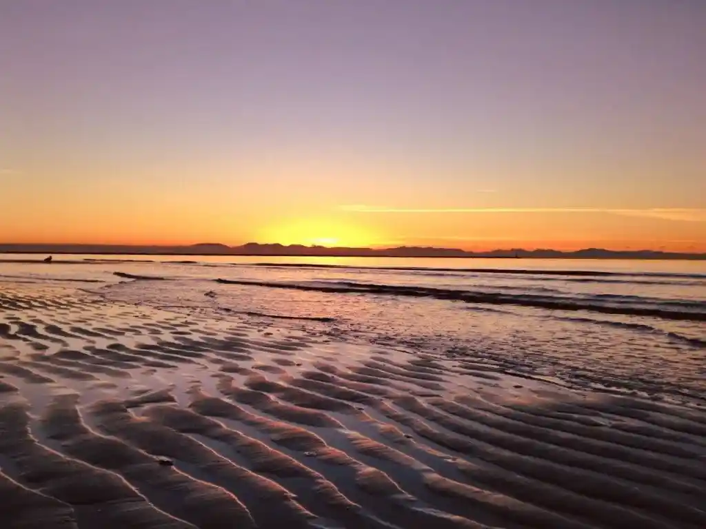 Valentine's Day ideas for outdoorsy couples: watch the sunset together