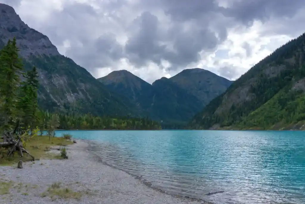 Kinney Lake on the Berg Lake Trail. The Ultimate Guide to Hiking the Berg Lake Trail in Mount Robson Provincial Park in the Canadian Rockies