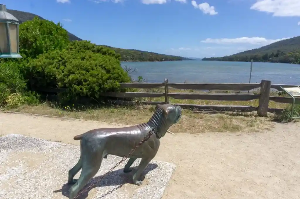 A statue at the dog line in Eaglehawk Neck Historic Site 