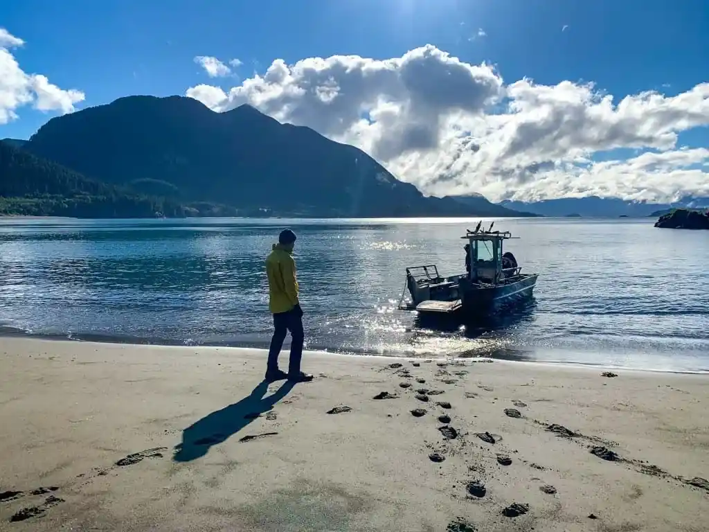 Water taxi leaving Yellow Bluff Bay on the Tatchu Trail
