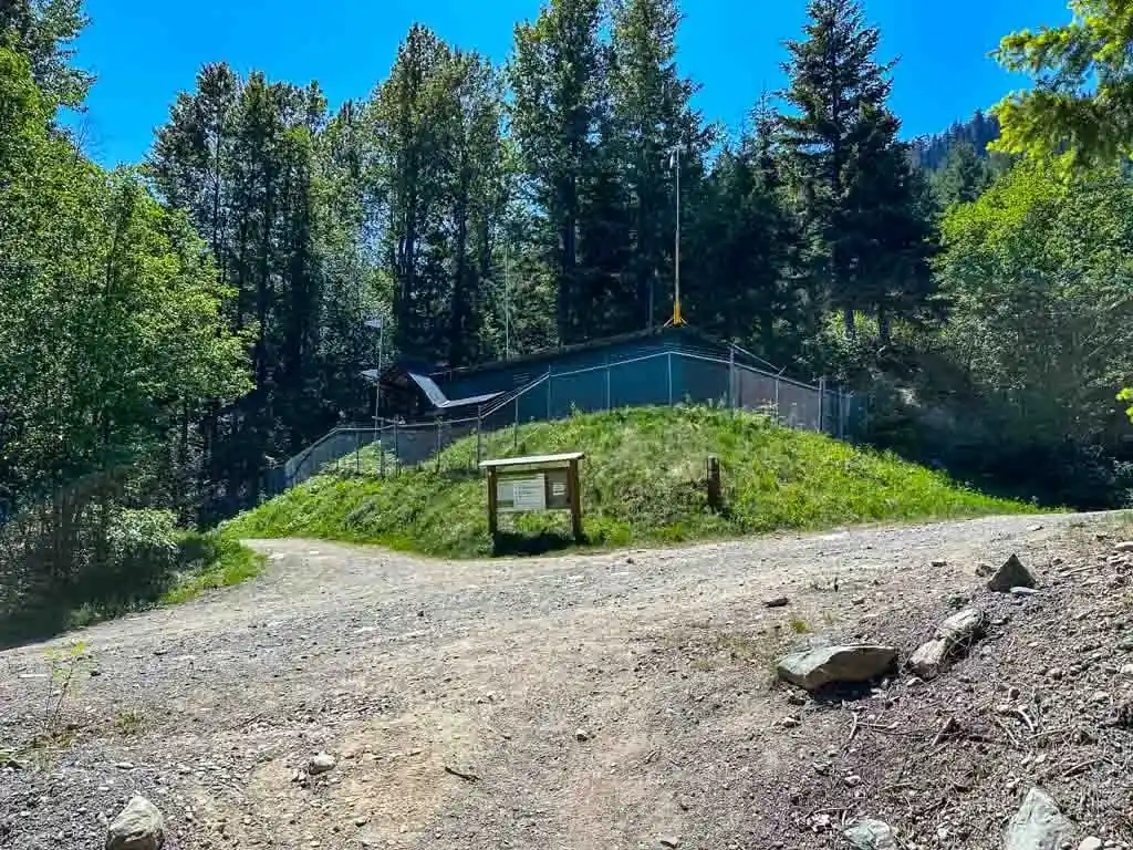 Trail junction at the water supply building on the trail to Rainbow Falls