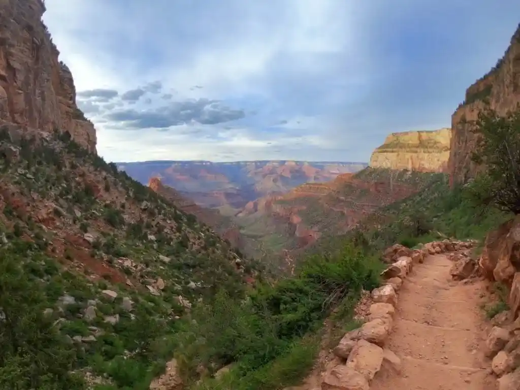 Descending along the Bright Angel Trail. Photo: Oleksii Yasinskyi/Unsplash