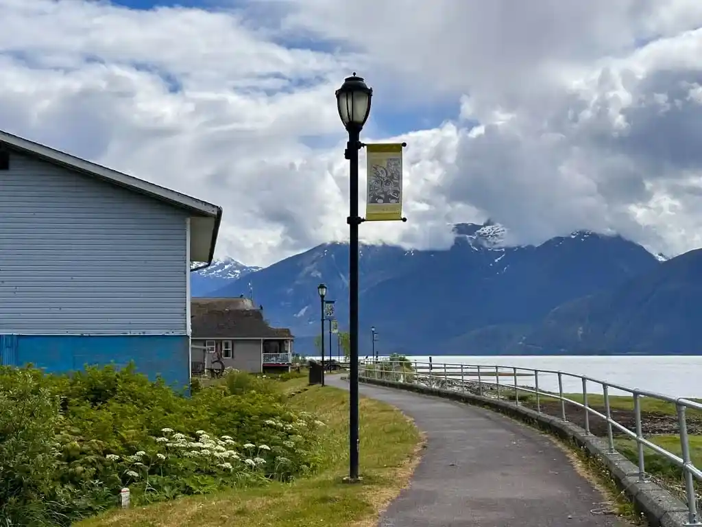 The seawall walk in Gingolx