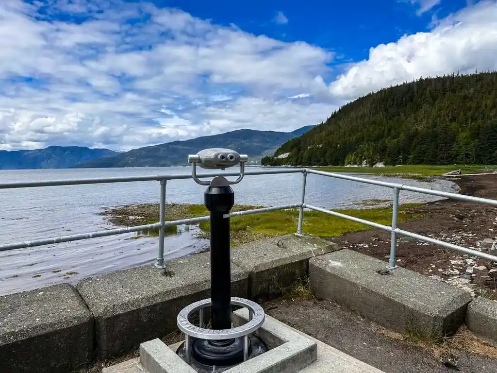 Oceanfront viewing area in Gingolx
