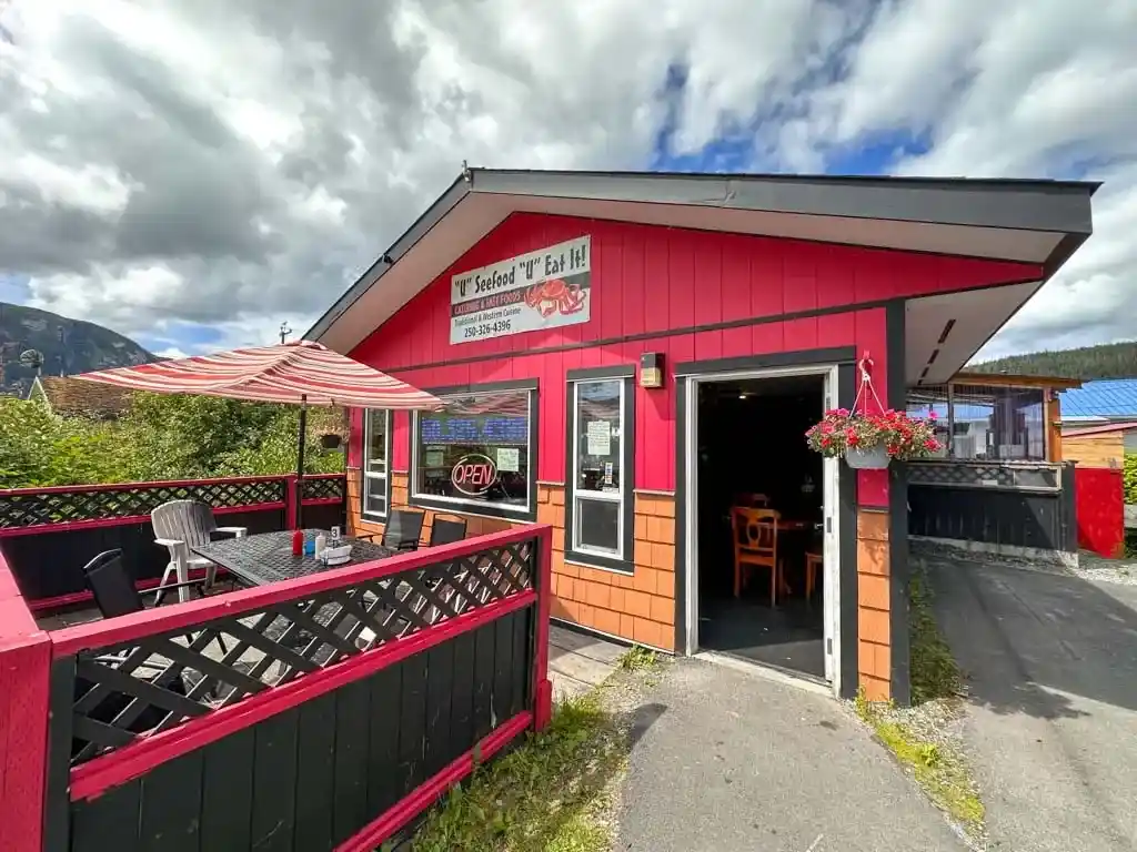 The exterior of the "U" Seefood "U" Eat It! restaurant in Gingolx