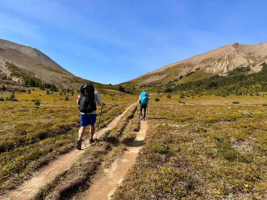 Two hikers approaching Little Shovel Pass