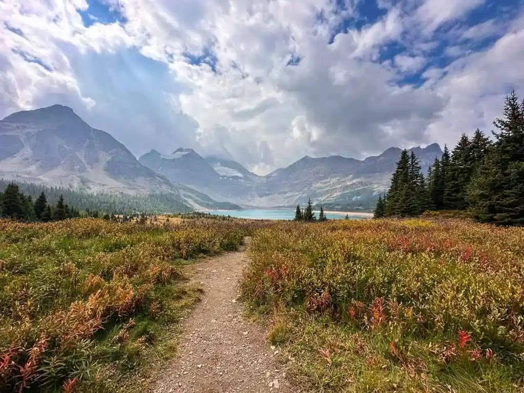 The trail to the shore of Lake Magog