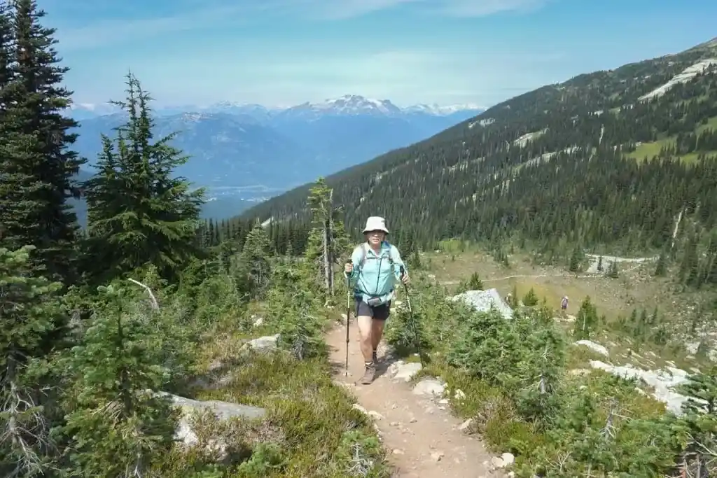 A hiker climbing up towards the Decker Viewpoint